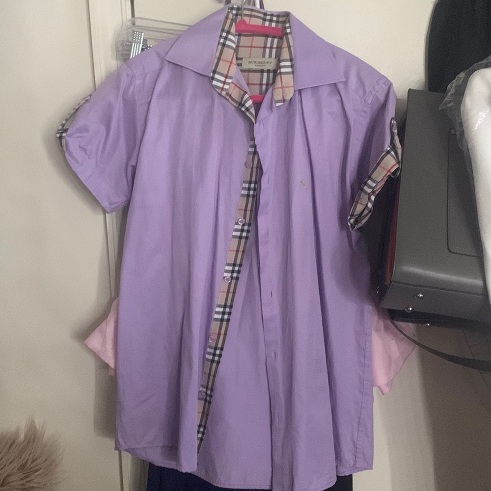 Light purple Burberry shirt size Small.
